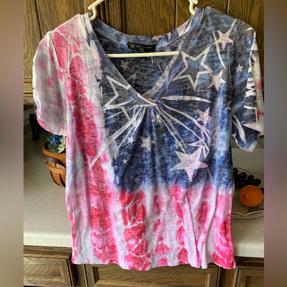 NWOT Women's rhinestone Star Print V-Neck t-Shirt Multicolor